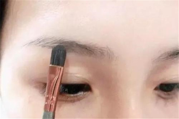 二,眉笔与眉粉搭配使用的方法