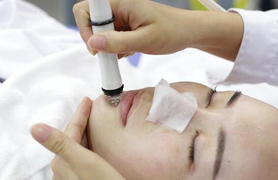 美妆百科 小气泡步骤是什么小气泡使用步骤是:面部清洁,二次清洁,打开