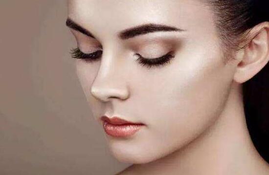 它是对暖色调皮肤的一种统称,判断自己是暖皮的方法是看血管颜色,一般