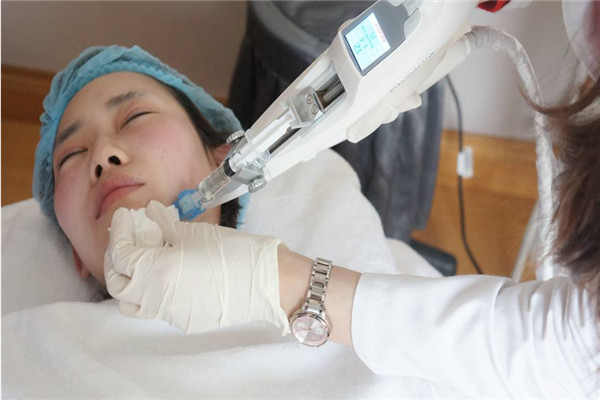 打水光针如何快速消鼓包