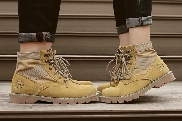 沙色马丁靴搭配小脚裤和宽松类型的衣服最好看,马丁靴搭配小脚裤显腿