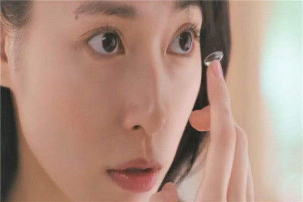 戴隐形眼镜磨眼睛怎么回事