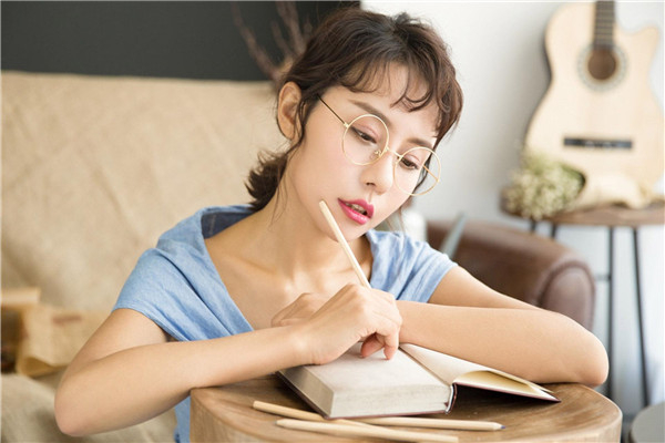 眼镜镜片模糊如何修复