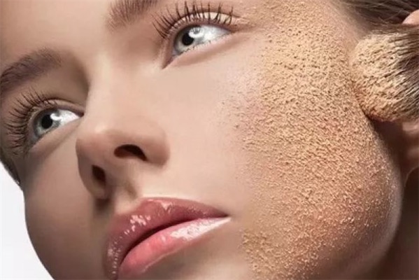 美妆百科 什么叫卡粉卡粉就是化妆后,脸上有皱纹的地方会产生一些粉线