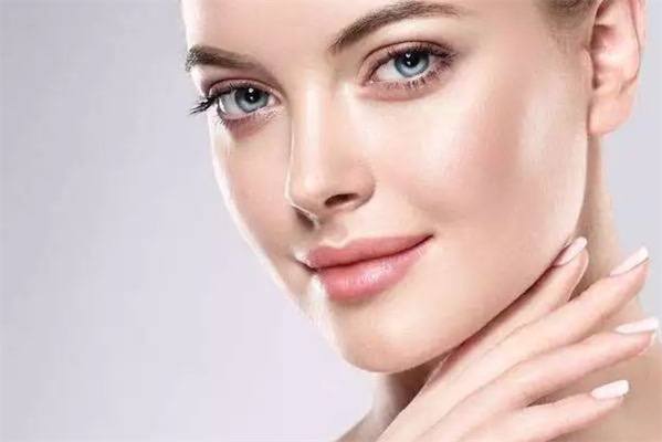 1,过敏性肤质:这类皮肤很容易因为一些外部变化而发红,干痒,刺痛,也就