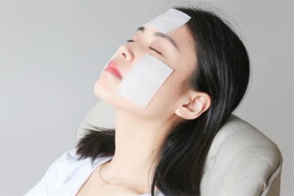 美妆百科 敷生理盐水有什么作用生理盐水敷脸会有三大效果:清洁,抑菌