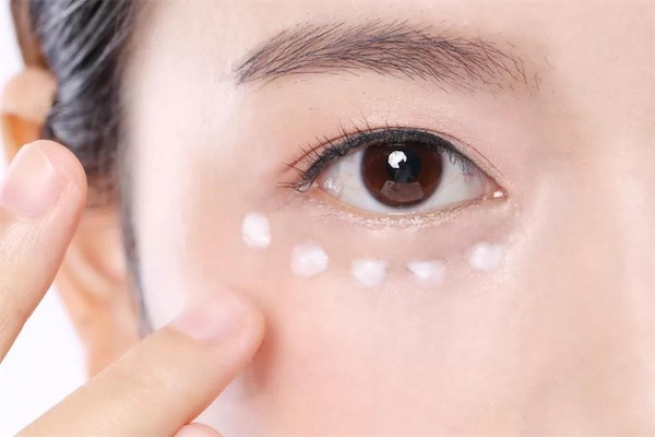 防晒霜能够涂在眼部以及脸部所有皮肤上,但是涂之前先用好眼霜或眼