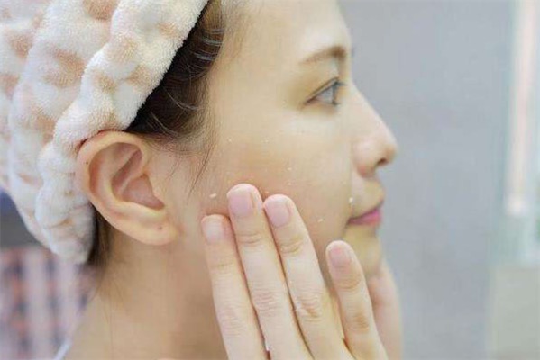 化妆搓泥是什么原因