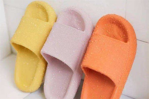 拖鞋底下臭味哪里来的