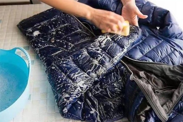 亮皮羽绒服脏了怎么清洗